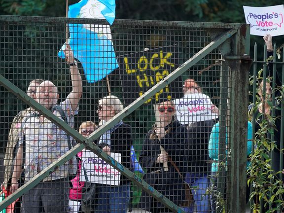 Protesty proti Johnsonovi  v Rotherhamu. "Zamkněte ho!" žádá žlutý nápis.