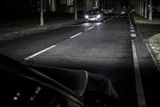 Radarový a kamerový systém vyhodnocuje automobily a chodce v zorném poli řidiče, systém pak díky tomu dokáže kužel světla částečně vykrýt, aby nedošlo k oslnění řidiče protijedoucího automobilu...