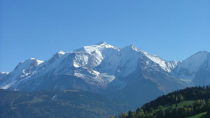 Tající Mont Blanc odkrývá místo dávné letecké nehody. V ledovci našli staré noviny
