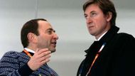 Komisionář NHL Gary Bettman (vlevo) a šéf kanadského hokejového týmu Wayne Gretzky před zápasem Kanada - Česko.