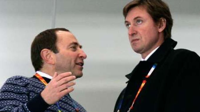 Komisař NHL Gary Bettman s Waynem Gretzkym.