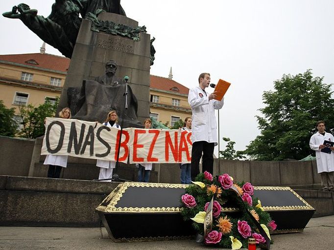 Rakev s Vendulkou položili před ministerstvo zdravotnictví, aby mohli dát jejímu zástupci vybrat použít na současné nemonice buďto symbolickou 'kosu' anebo 'živou vodu'.