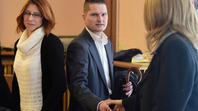 Obžalovaní v kauze Key Investments: Klára Fenstererová, Daniel Brzkovský a Alena Štorkanová (zleva) u soudu