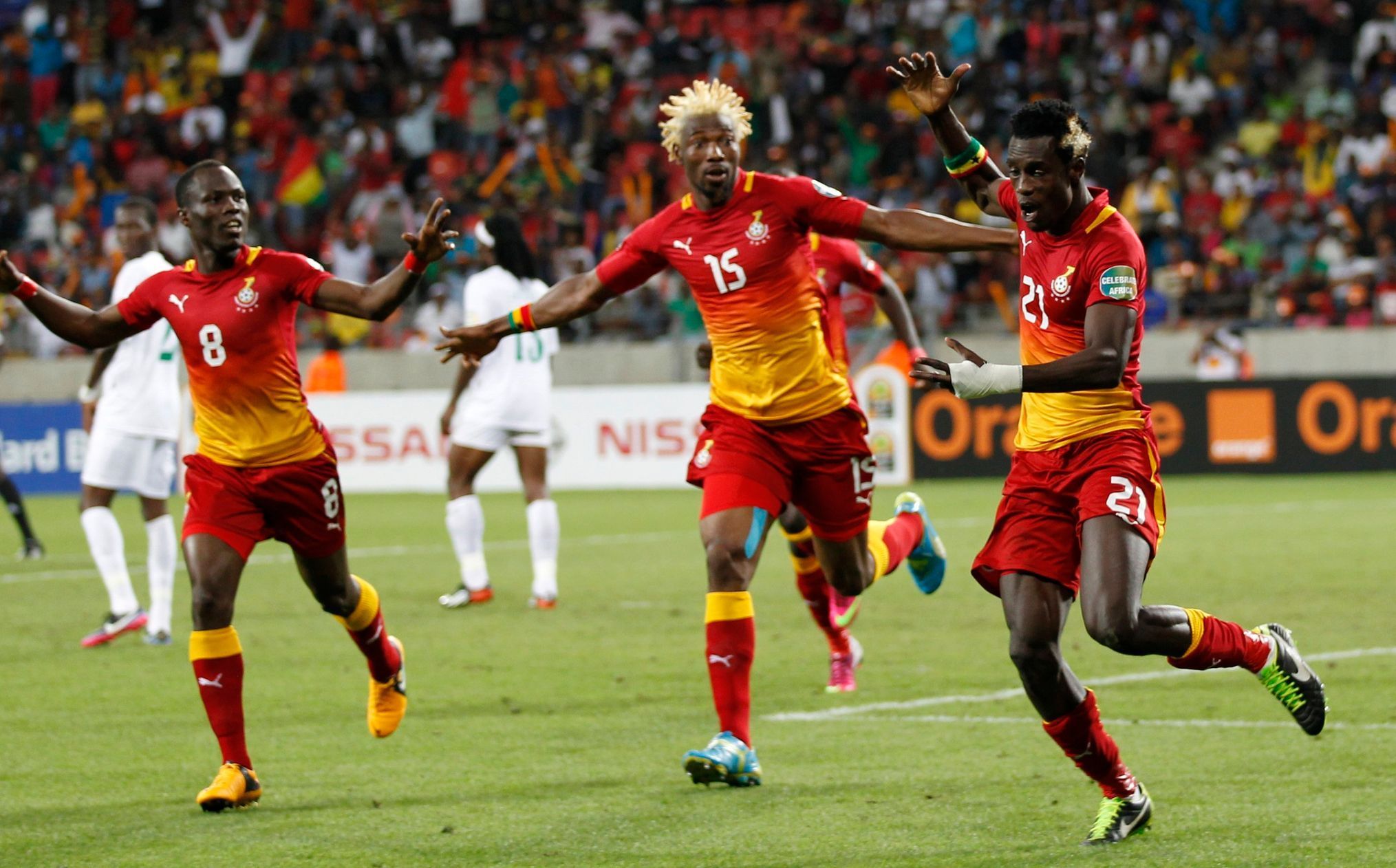 Fotbalista Ghany John Boye oslavuje branku se spoluhráči na Africkém poháru národů