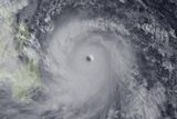 Nejen to. Podle odborníků je tajfun Haiyan možná vůbec největší v historii. Takto jde vidět z družice NOAA.