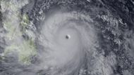 Nejen to. Podle odborníků je tajfun Haiyan možná vůbec největší v historii. Takto jde vidět z družice NOAA.