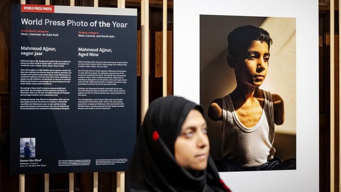 Palestinská fotografka Samar Abú El-Úfová před svou vítěznou fotografií roku World Press Photo během vyhlašování vítězů v Amstedamu.