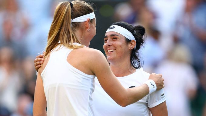 Marie Bouzková a Ons Džabúrová po čtvrtfinále Wimbledonu.