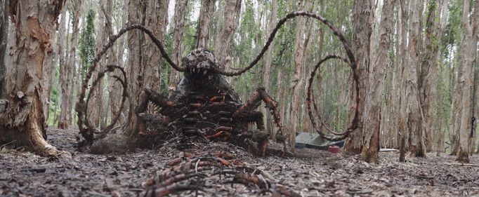 Snímek z Lásky a příšer.