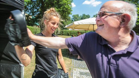 Podívejte se, jak vypadá nezvyklý festival, kde si senioři mohli vyzkoušet krav magu.