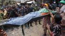 A relative of a garment worker checks a body as she searches for her relative who is missing after the Rana Plaza building, in Savar, 30 km (19 miles) outside Dhaka April 25, 2013. he death toll from a building collapse in Bangladesh has risen to 160 and could climb higher, police said on Thursday, with people trapped under the rubble of a complex that housed garment factories supplying retailers in Europe and North America. REUTERS/Andrew Biraj (BANGLADESH - Tags: DISASTER) Published: Dub. 25, 2013, 5:40 dop.