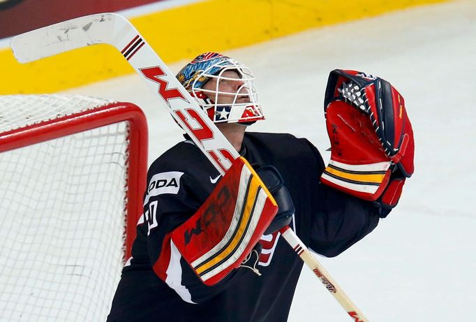 Goalie Tim Thomas ff the U.S. reacts after their men's ice hockey World Championship Group B game against Finland at Minsk Arena in Minsk May 18, 2014. REUTERS/Alexander