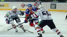 Hokejista Lva Praha Jiří Novotný se probíjí přes Maxima Krivonožkina (vlevo) a Andreje Nikitěnka v utkání KHL 2012/13 proti Novosibirsku.