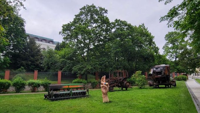 Zničený kombajn, traktor a secí stroj před ruským velvyslanectvím v Praze.
