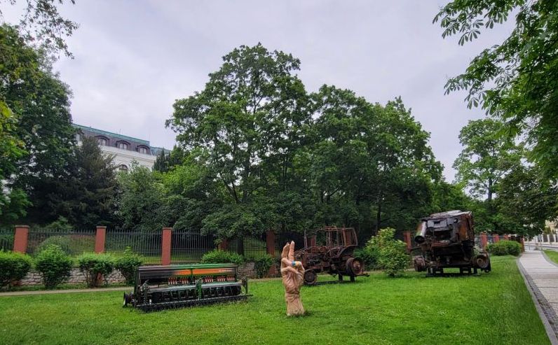 Zničený kombajn, traktor a secí stroj před Velvyslanectvím Ruska v Praze.
