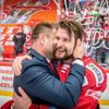 5. finále hokejové extraligy 2020/21, Třinec - Liberec: Petr Vrána v objetí s trenérem Václavem Varaďou