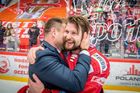 5. finále hokejové extraligy 2020/21, Třinec - Liberec: Petr Vrána v objetí s trenérem Václavem Varaďou