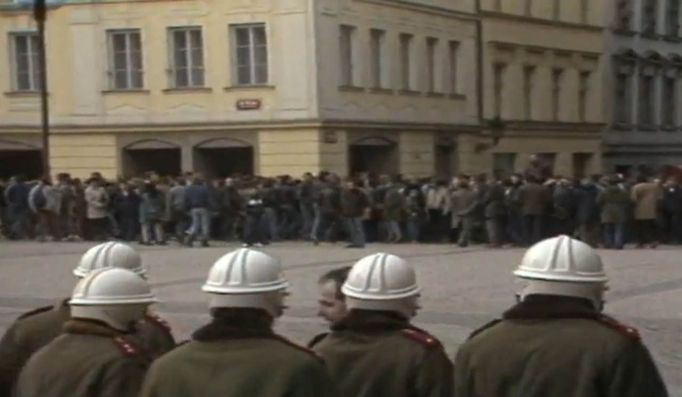 Palachův týden. Píše se leden 1989 a jednotky Pohotovostního pluku Sboru národní bezpečnosti se chystají k zásahu proti pokojné protikomunistické demonstraci.