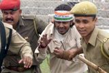 Policisté zatýkají jednoho z indických fanoušků kriketu při násilnostech v Guwahati.