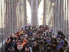 Lidé, kteří kvůli stávce nemohli použít metro, autobusy ani vlaky, jdou po brooklynském mostu společně s newyorským starostou Michaelem Bloombergem.