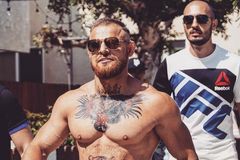 Video: Kazašský dvojník McGregora oklamal v L.A. stovky dychtivých fanoušků