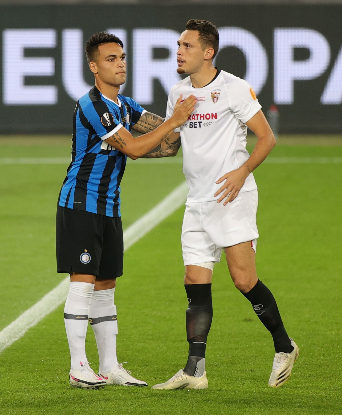 Lautaro Martinez a Lucas Ocampos ve finále EL Sevilla - Inter Milán