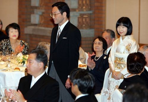 Novomanželé Jošiko a Sajako přicházejí na slavnostní večeři