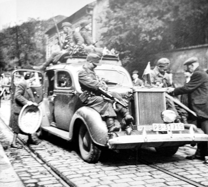 Řevnice, 6. května 1945. Příjezd kolony nákladních automobilů s příslušníky 1. pěšího pluku ROA na náměstí Victoria (dnes Krále Jiřího z Poděbrad).