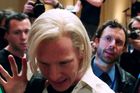 Julian Assange považuje film za útok, diváci za nudu