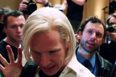 Julian Assange považuje film za útok, diváci za nudu
