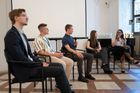 Vůbec poprvé vědí mladí víc než staří, žijí několik kariér souběžně, zní od expertů