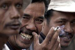 Indonésané uvízli v cigaretové pasti a nemohou ven