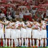 Polský tým zpívá hymnu před utkáním skupiny A s Českou republikou na Euru 2012