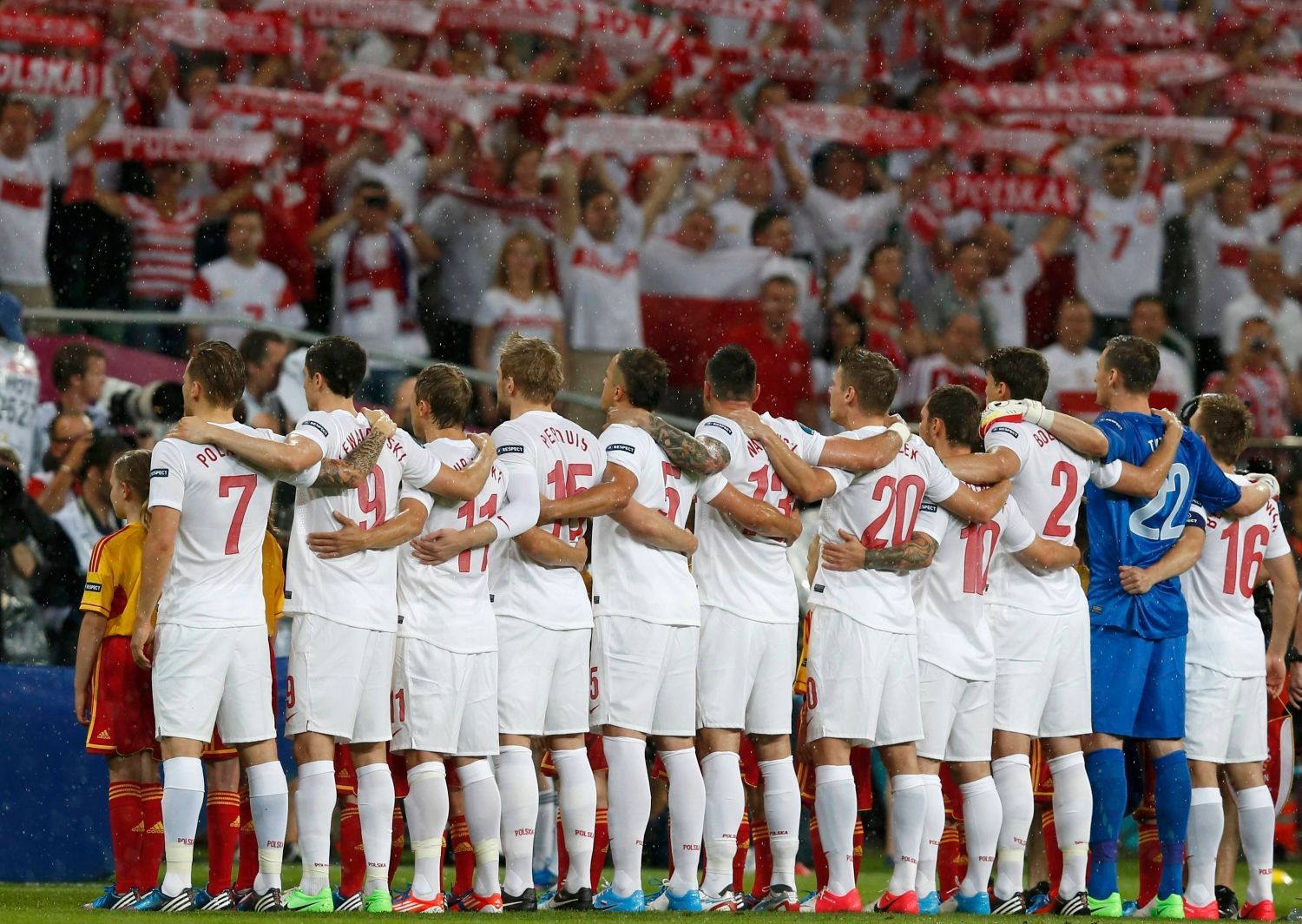 Polský tým zpívá hymnu před utkáním skupiny A s Českou republikou na Euru 2012