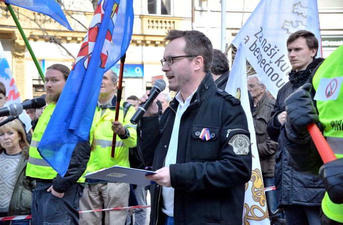 Adam Bartoš při svém projevu na pražské demonstraci proti islamizaci, xenofilním politikům, médiím a neziskovým organizacím