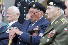 Žije 921 hrdinů z války. Před měsícem jich bylo o 40 víc