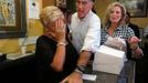 Republican presidential nominee Mitt Romney, with his wife Ann at his side, insists on paying for pastries and soup during a visit to La Tersesita Restaurant in Tampa, Florida October 5, 2012. REUTERS/Brian Snyder (UNITED STATES - Tags: POLITICS ELECTIONS USA PRESIDENTIAL ELECTION TPX IMAGES OF THE DAY) Published: Říj. 6, 2012, 12:31 dop.