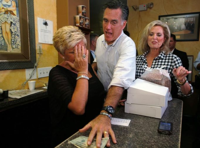 Republican presidential nominee Mitt Romney, with his wife Ann at his side, insists on paying for pastries and soup during a visit to La Tersesita Restaurant in Tampa, Florida October 5, 2012. REUTERS/Brian Snyder (UNITED STATES - Tags: POLITICS ELECTIONS USA PRESIDENTIAL ELECTION TPX IMAGES OF THE DAY) Published: Říj. 6, 2012, 12:31 dop.