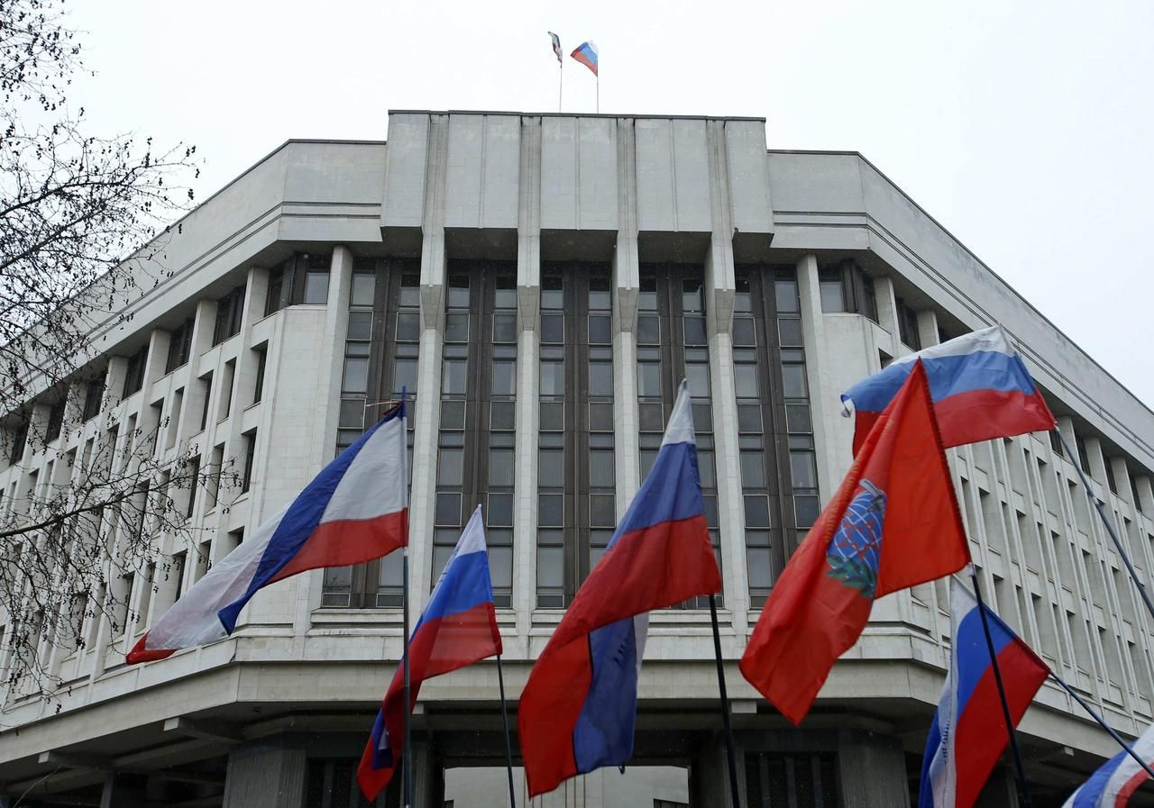 Krymský parlament s Ruskou vlajkou