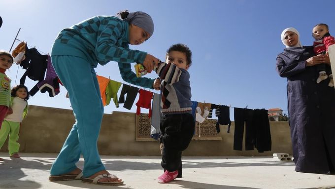 Syrská dívka pomáhá na jihu Libanonu bratrovi, u něhož panuje podezření na obrnu. Testy doposud nemoc potvrdily u 10 Syřanů.