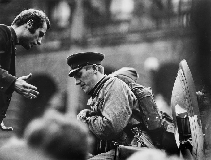 Snímek fotografa Karla Bucháčka, který pořídil v Praze během srpnové invaze vojsk Varšavské smlouvy do Československa v roce 1968.