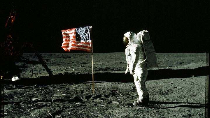 Mise Apollo 11 očima astronautů. Tyhle snímky na Měsíci vyfotil Neil Armstrong
