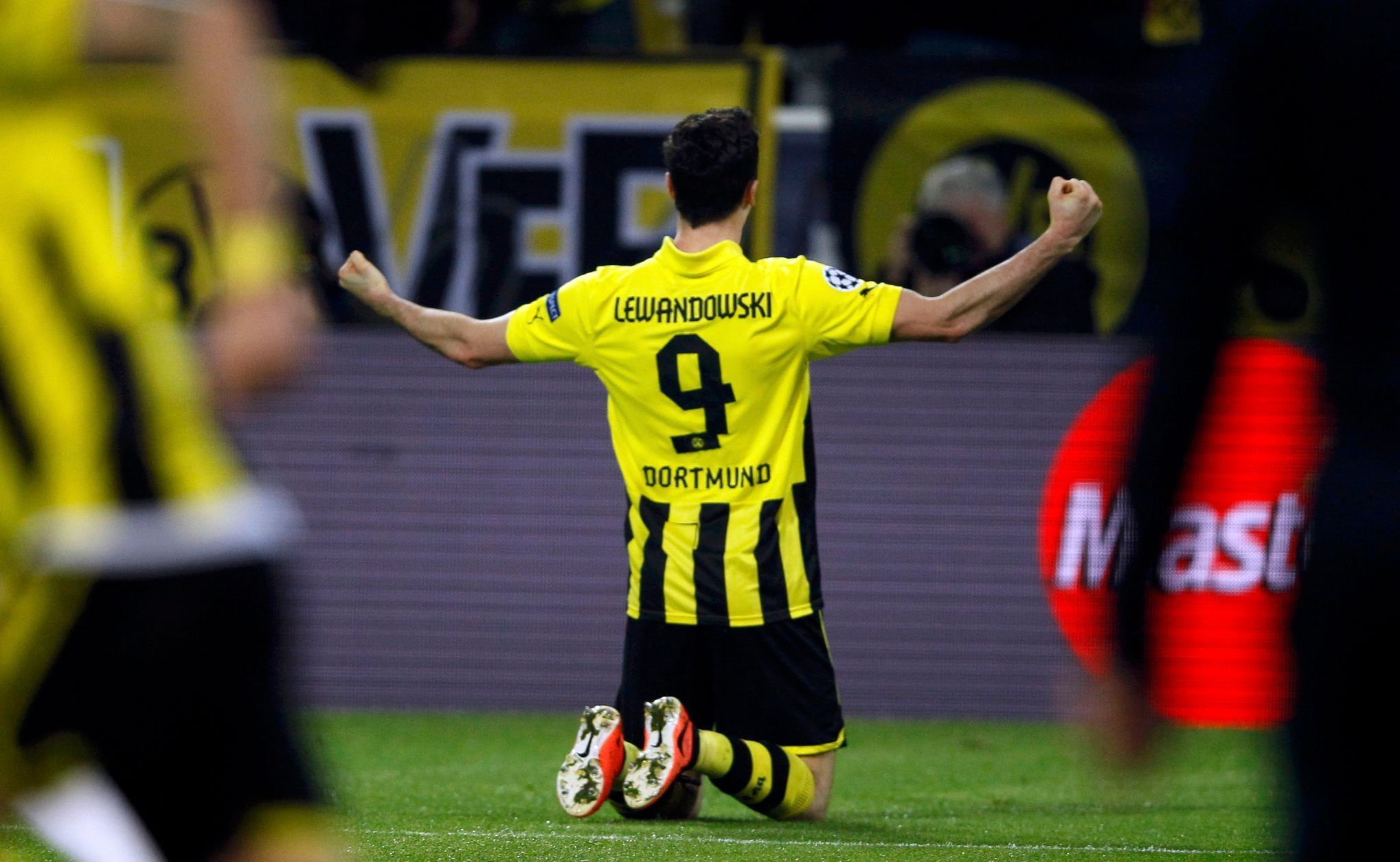 Dortmund - Málaga: Robert Lewandowski slaví gól na 1:1