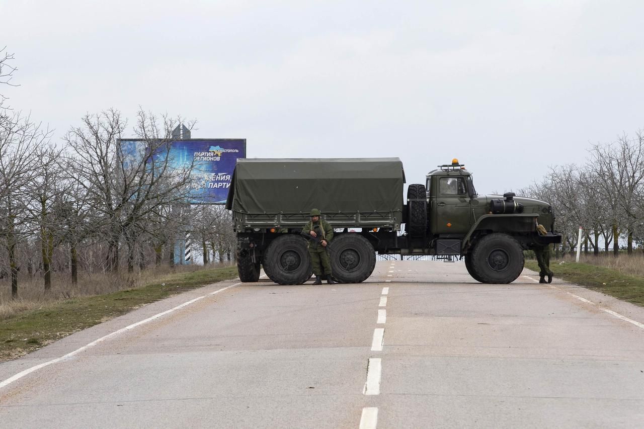 Krym - vstup na letiště Belbek - 28. 2. 2014