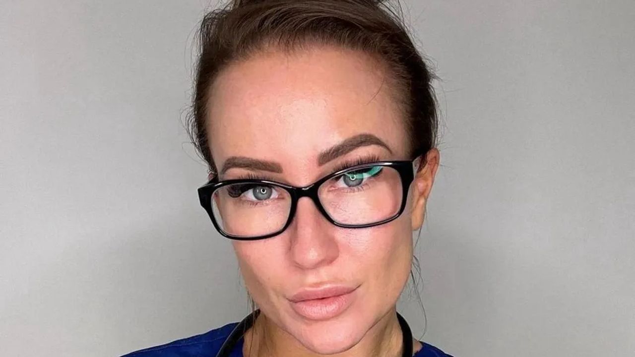 Ve dne sestřičkou, v noci striptérkou. "Věřím si, muži se mě kvůli tomu bojí," říká
