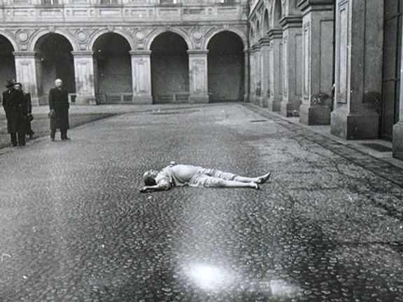 Tělo Jana Masaryka po pádu z výšky 14,5 metrů na nádvoří Černínského paláce 10 března 1948.