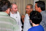Fidel Castro našel dost sil i na družný rozhovor v kroužku nadšených pracovníků NCVV. Dohlížel při tom na něj doktor Carlos Gutierrez (na fotografii vedle Castra vpravo)...
