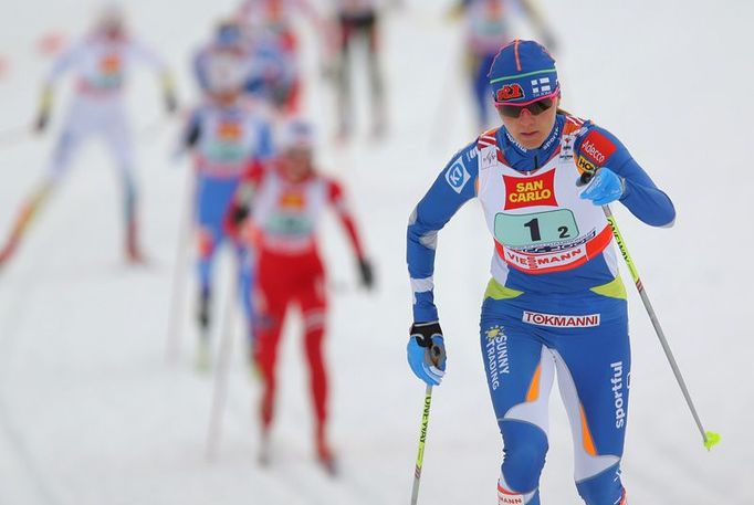 Ve finále sprintu ženských dvojic nenechaly reprezentantky Finska nic náhodě. Aino Kaisa Saarinenová šla hned po startu do vedení a už ve druhém kole měla její kolegyně Virpi Kuitunenová (na snímku) před soupeřkami značný náskok.