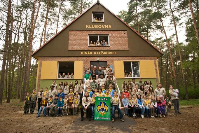 Oslava u skautské klubovny v Ratíškovicích. Jednalo se o mimořádný sraz střediska: focení, dort, skok do nového století, losování jednoho z účastníků a předání knihy Skautské století, slavnostní nástup, pokřiky oddílů...