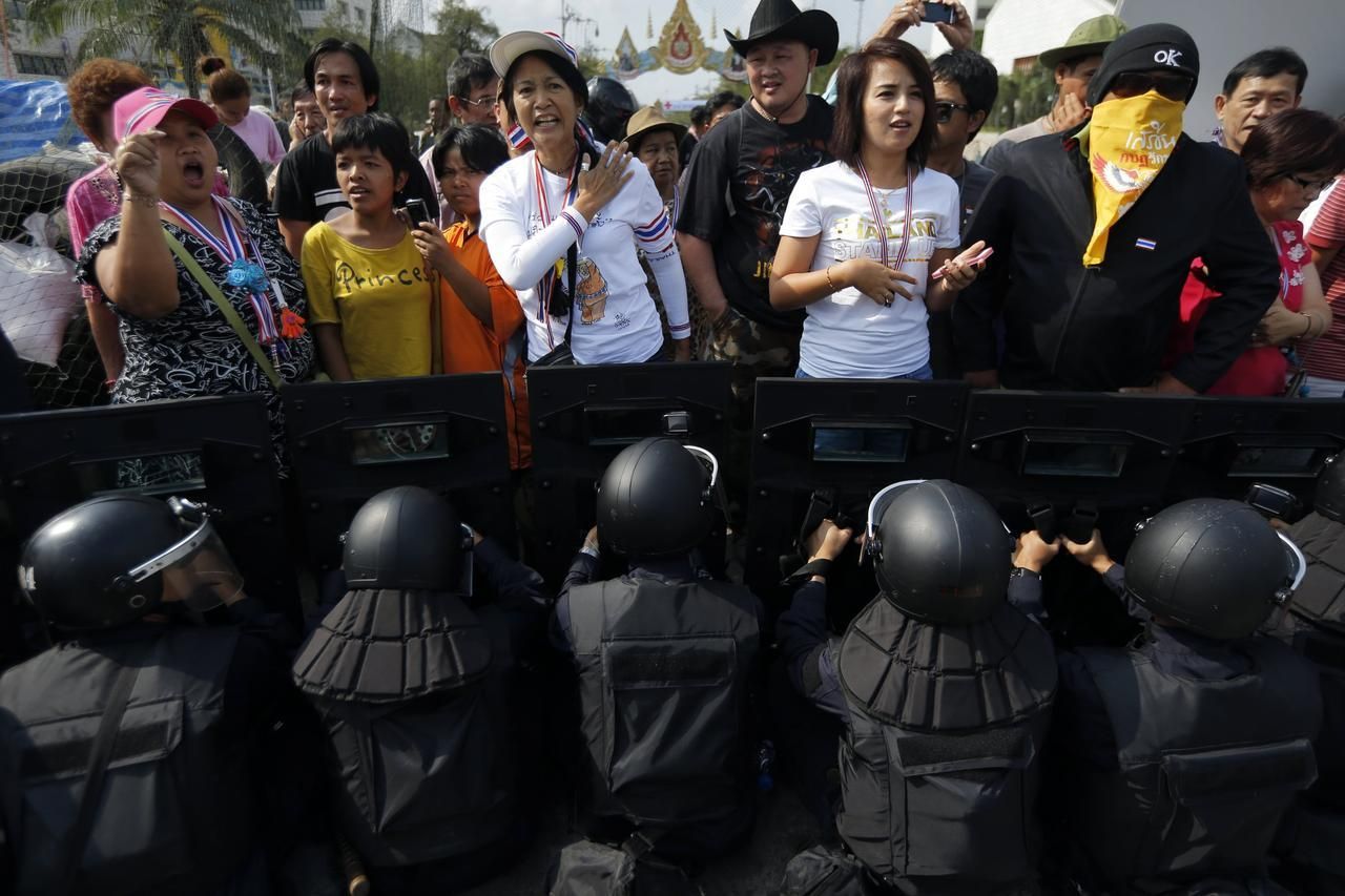 Thajsko - Bangkok - demonstrace - policie - těžkooděnci